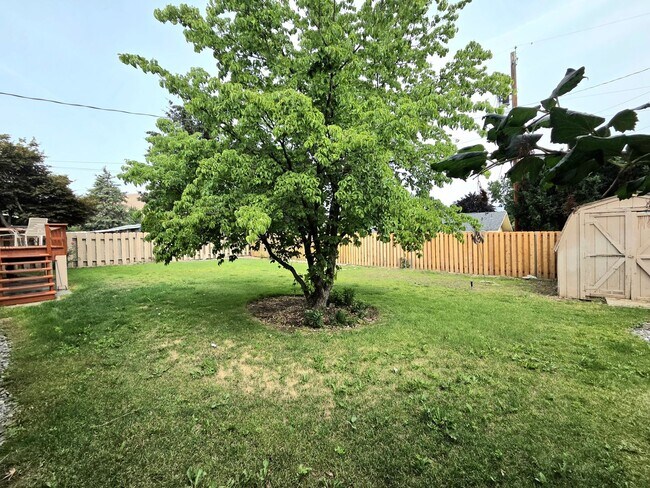 Building Photo - ** Oversized 4-Bedroom House w/ 2-Car Garage, & Fenced Backyard in a great Wenatchee Neighborhood!