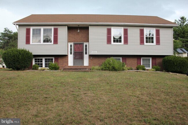 Building Photo - 209 Lakeside Dr