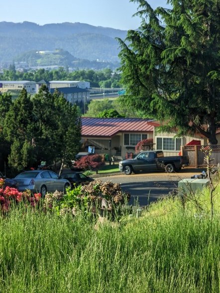 Building Photo - 123 Roseburg