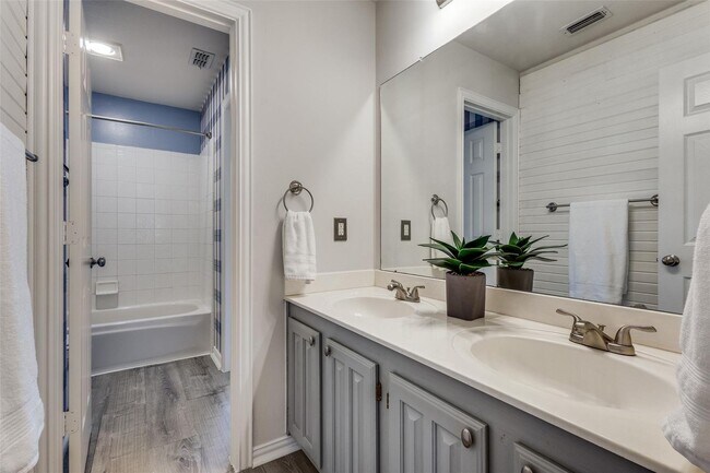 Building Photo - Located in a highly desirable neighborhood.