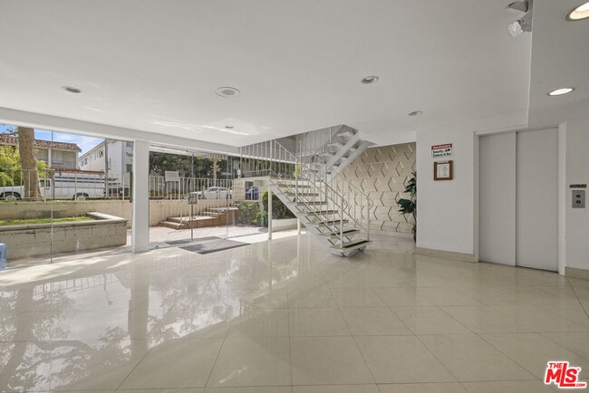 Building Photo - 423 Rexford Dr