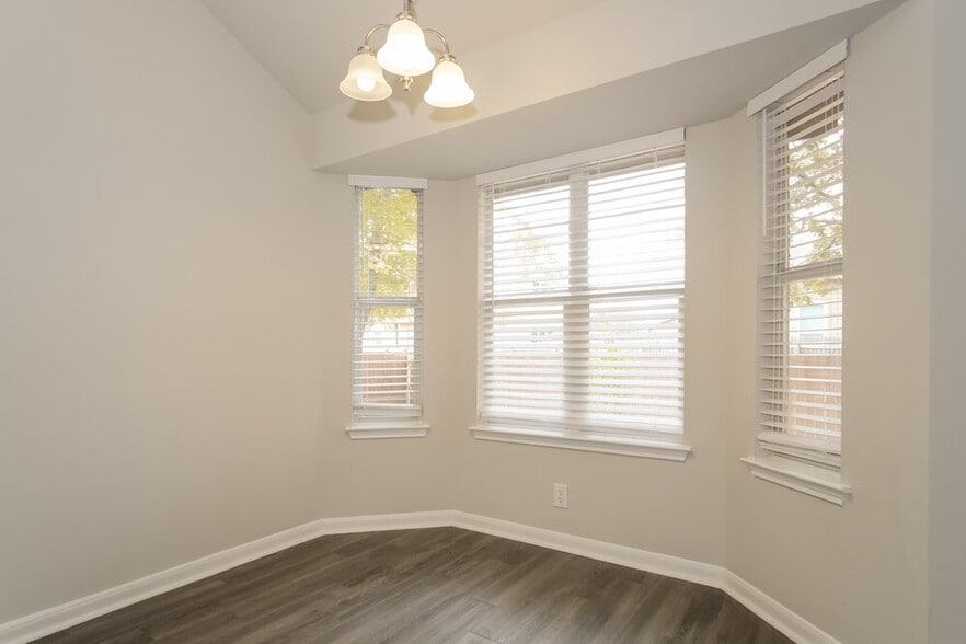 Building Photo - 407 Clarks Way