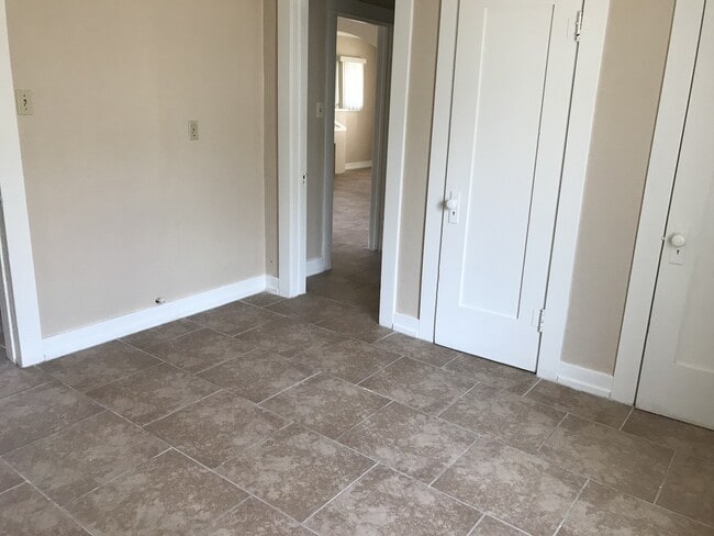 Building Photo - Adorable Wood streets 3 bd home