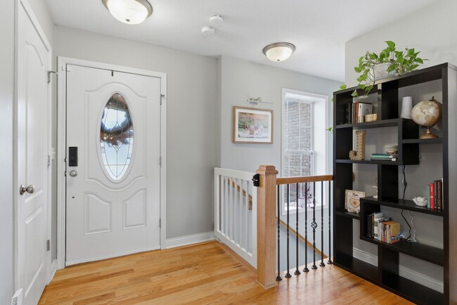 Building Photo - 5 bed/ 3 bath Single Family Home.