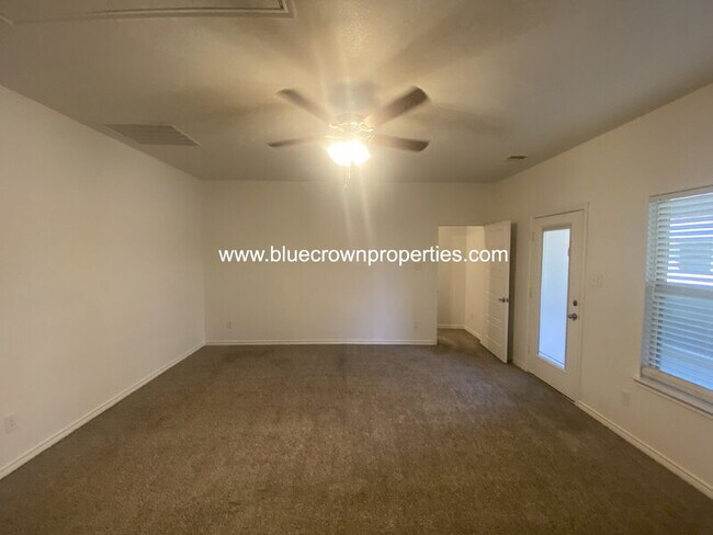 Building Photo - 2431 Klamath Dr