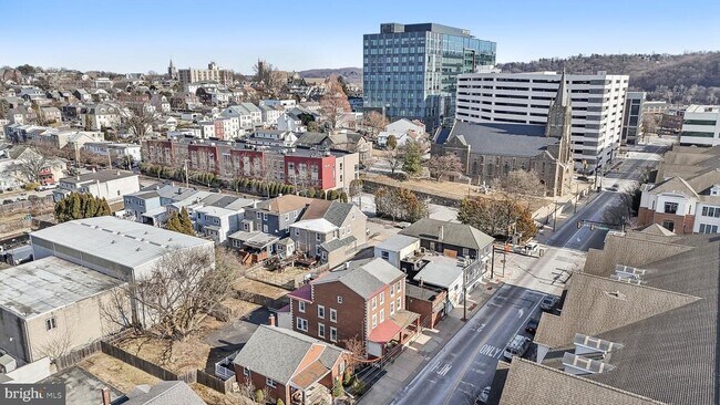 Building Photo - 309 W Elm St