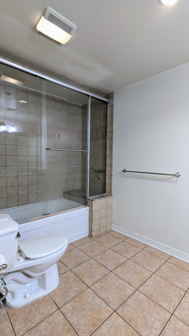 Primary En-suite bathroom - 214 S Alexandria Ave