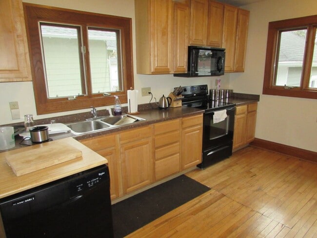 Building Photo - Spacious 4-Bedroom House on Drake Street w...