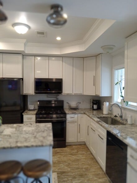 Building Photo - 1901 River Oaks Dr