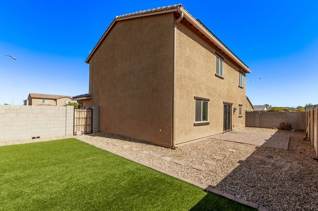 Building Photo - Stunning 2-Story with Modern Living in Flo...