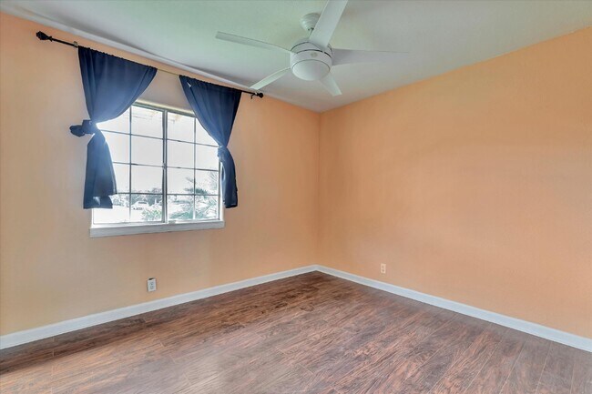 Building Photo - 43585 Montrose Ave