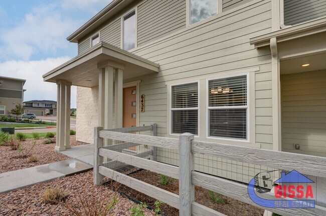 Building Photo - Beautiful, modern townhouse with primary b...