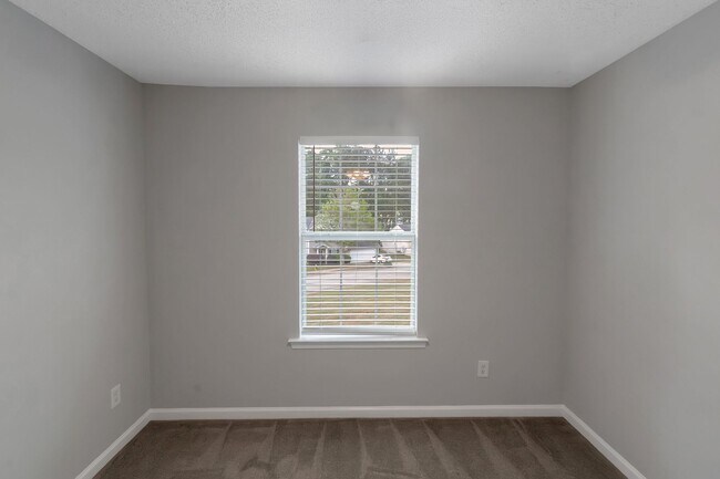 Building Photo - 4 Bedroom 3 bath Gorgeous Home