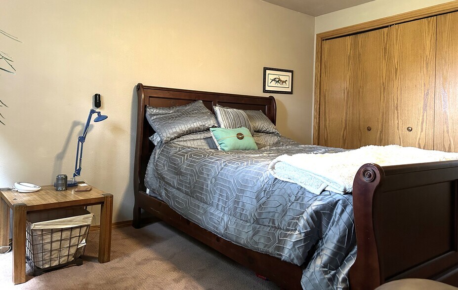 Queen sleigh bed - 205 S West Ave