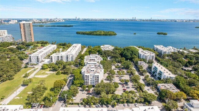 Building Photo - 650 NE 64th St