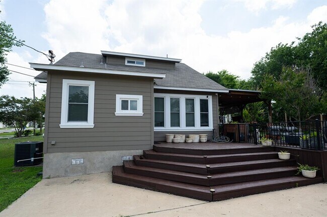 Building Photo - 610 E Pfluger St