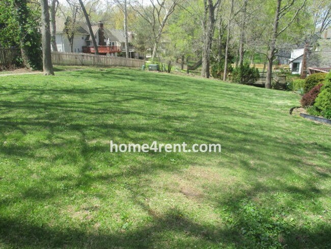Building Photo - Gorgeous Lake Home w/ Beautiful Walking Tr...