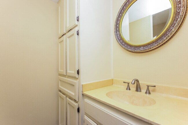 Building Photo - Beautiful one story Condo