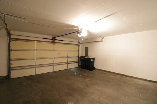 Building Photo - 7860 Old Carriage Ct