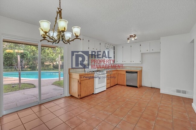 Building Photo - Inviting Home with Pool in Established Cleburne Neighborhood