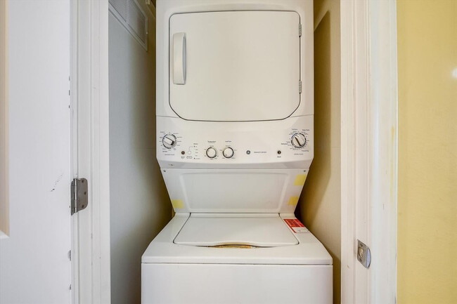 Building Photo - 9896 S Thomas Dr