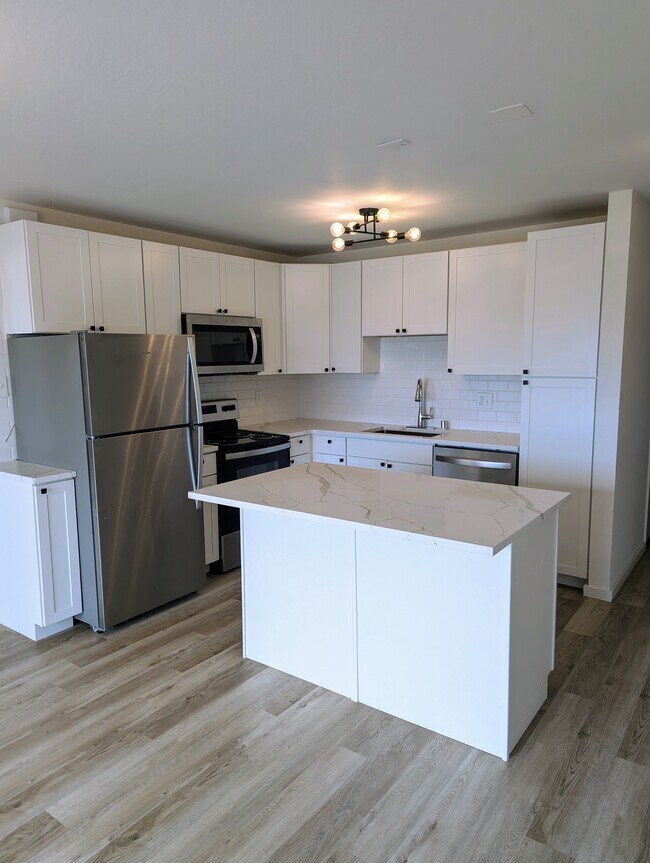 Primary Photo - 32nd Ave