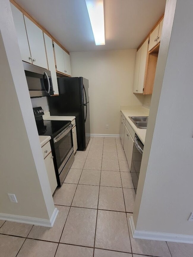 Building Photo - 3 BR/ 2BA Townhome located in