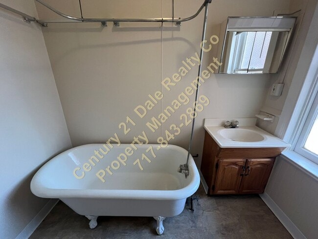 Building Photo - 3 Bedroom 1 Bath home in Central York School District