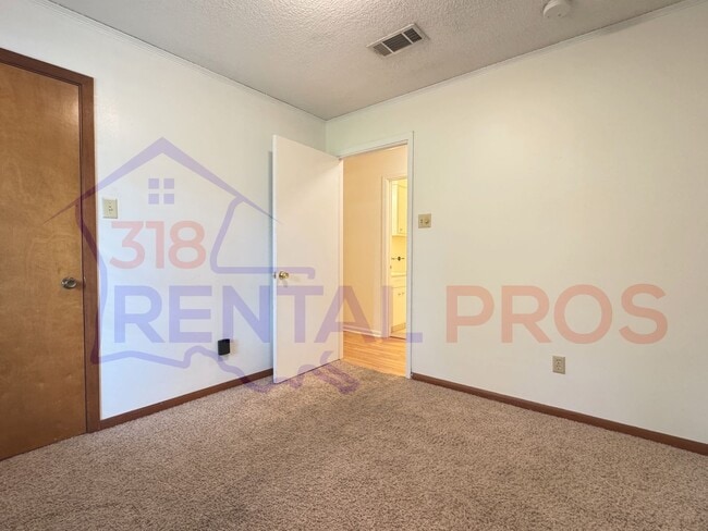 Building Photo - Beautiful Home with Large Backyard