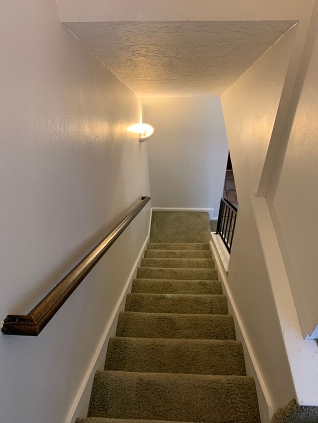 Building Photo - Beautiful Hidden Valley 3 Bedroom, 2.5 Bat...