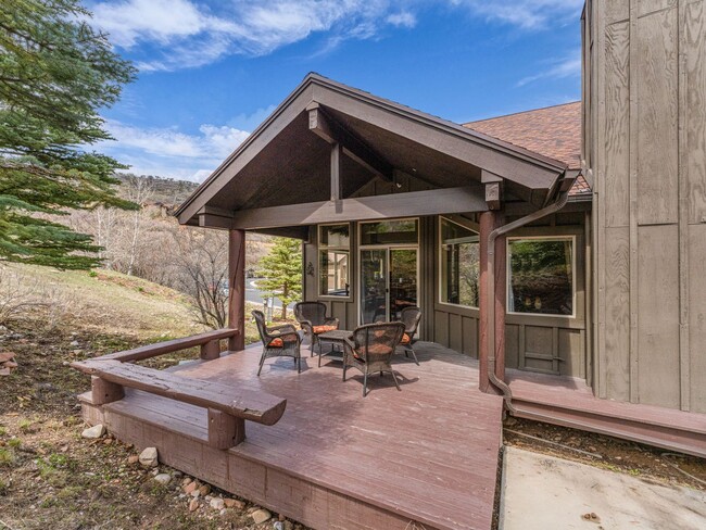 Building Photo - End-Unit Townhome in Cove Canyon