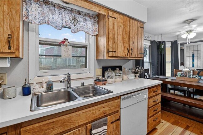 Building Photo - 5216-5218 Shorecrest Dr