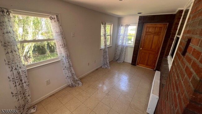 Building Photo - 116 Greenlawn Ave