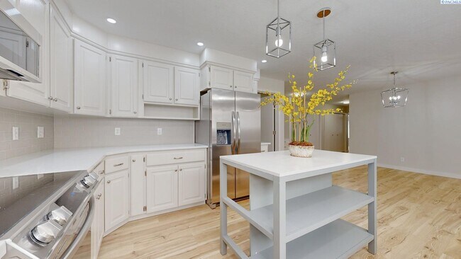 Building Photo - 2 bed, 2 bath townhome in Meadow Springs