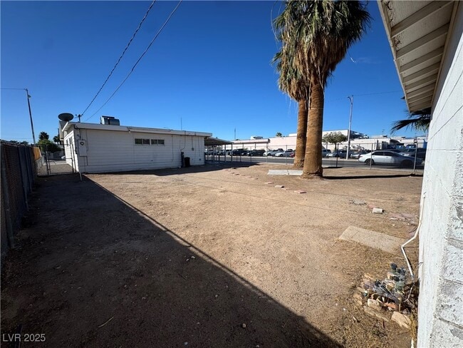 Building Photo - 1300 E Nelson Ave