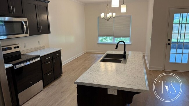 Building Photo - RATE DROP ALERT (was $2600/month) and MOVE IN SPECIAL: $1000 OFF 1ST MONTH'S RENT!**