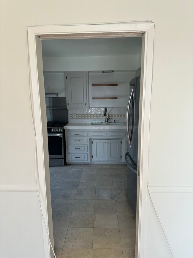 Building Photo - 8218 De Longpre Ave