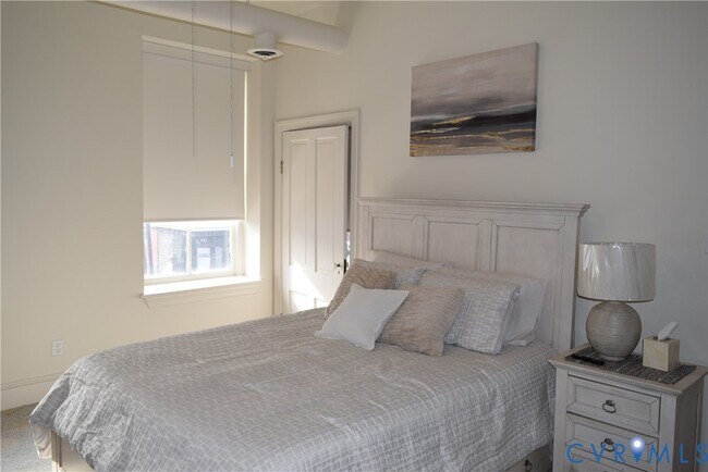 Building Photo - 422 W Clay St