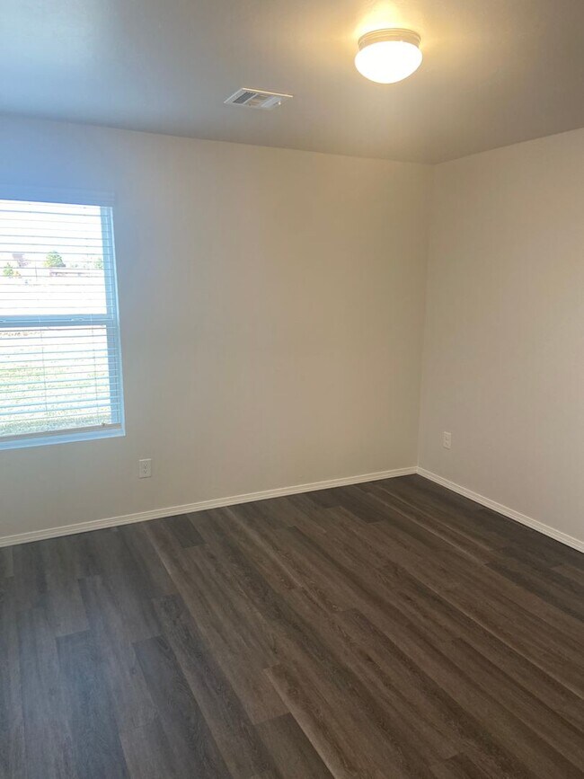 Building Photo - Spacious Fox Hollow Home Now Pre-Leasing – 4 Bedrooms, 2 Baths