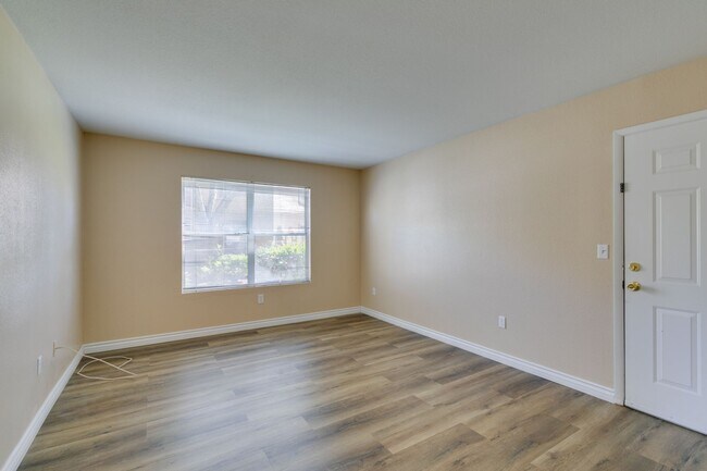 Building Photo - Beautiful 2Bed/2Bath First Floor Condo located in Silverado Ranch