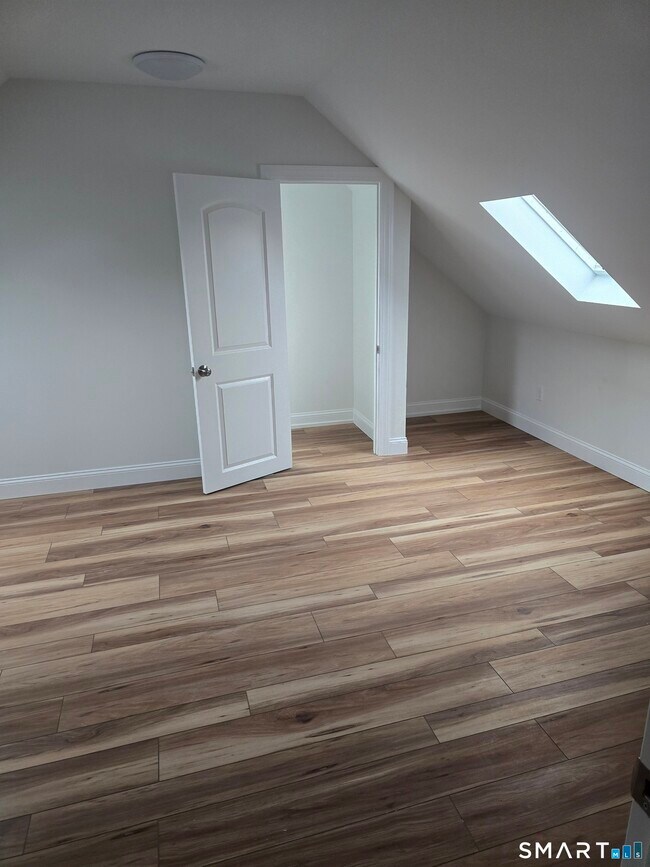 Building Photo - 530 Jane St