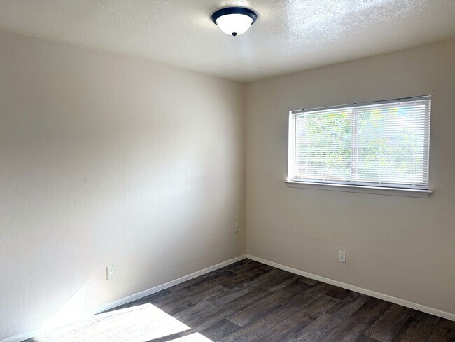 Building Photo - 940 Chelwood Park Blvd NE