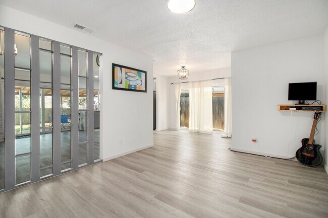 Building Photo - This charming home in Carrollton, Texas, i...
