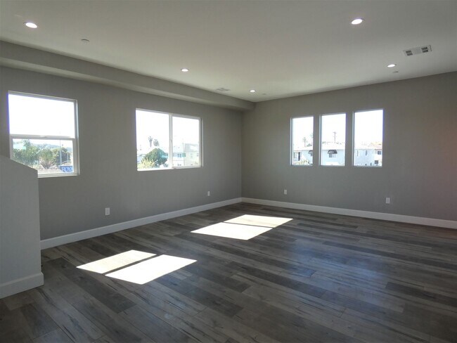 Building Photo - 1626 S La Brea Ave