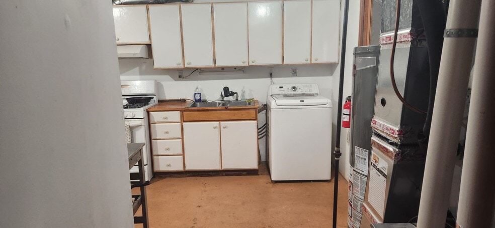 Downstairs Kitchen Laundry - View from hallway - 2116 Thaler Ave