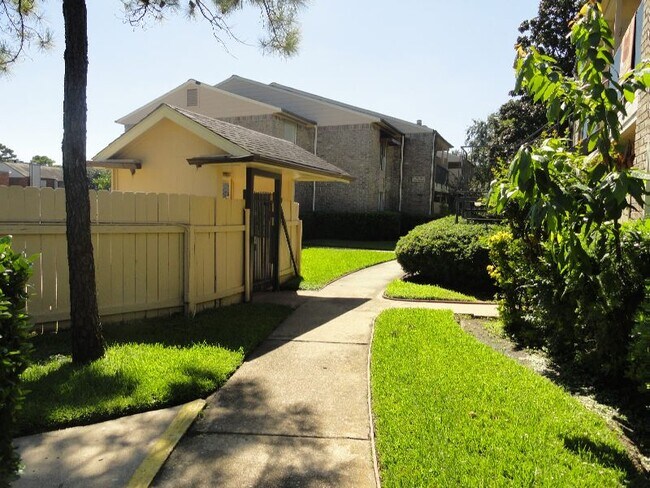 Building Photo - 8201 Richmond Ave