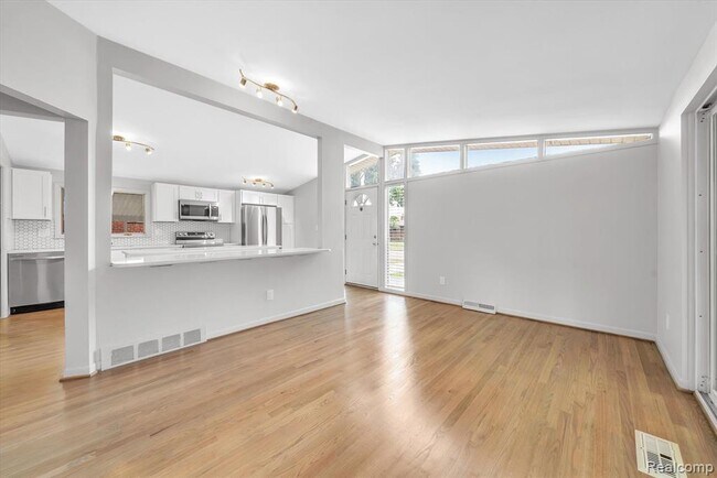 Building Photo - 229 Redwood Dr