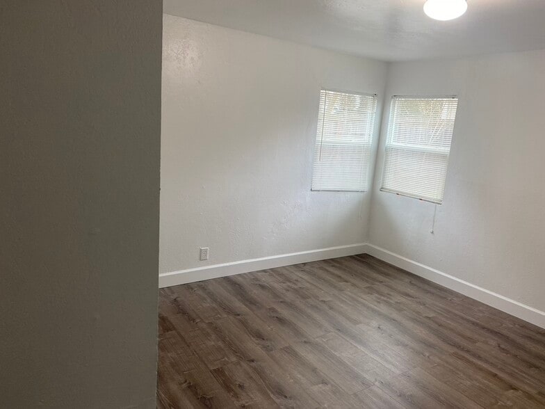 Building Photo - 1842 Lynwood Dr