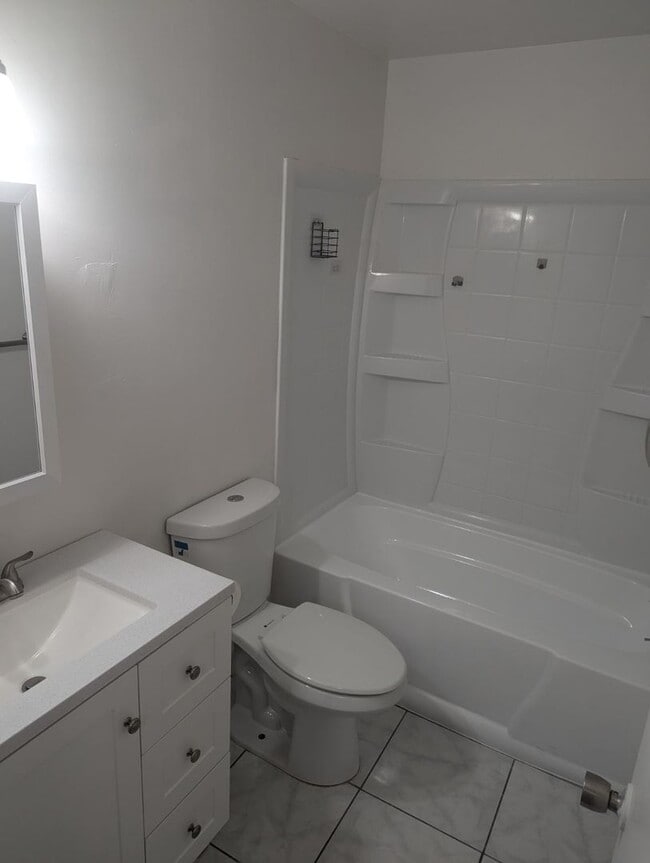 Building Photo - Clean 2 Bedroom / 1 Bathroom Apartment For Lease - Front Unit
