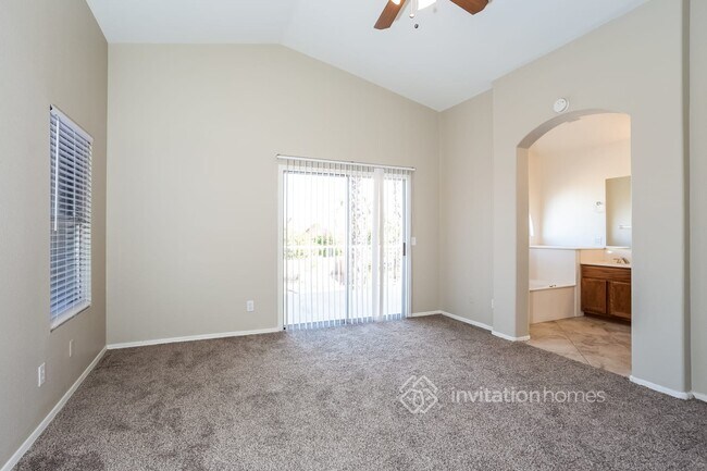 Building Photo - 2153 S Raven Cir